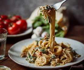 Vegane Mandel-Pasta mit Spinat