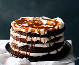 Brownie-Rahm-Torte mit gesalzener Karamellsauce