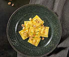 Ravioli ripieni di ricotta e caffè con burro e nocciole