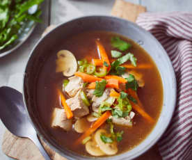 Asiatische Gemüse-Hühner-Suppe