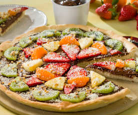 Pizza de crema de cacao y fruta