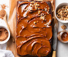 Bizcocho de chocolate, dulce de leche y nueces