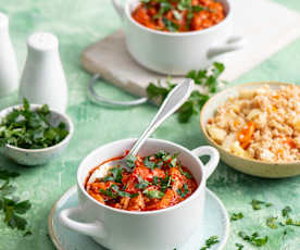 Wegański gulasz z boczniaków z kaszą orkiszową z warzywami