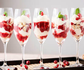 Trifle se sektem a omáčkou z jahod a malin