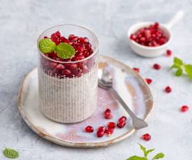 Pudding chia z bananem i granatem