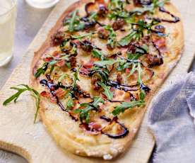 Flammkuchen mit Datteln und Speck