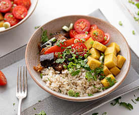 Melanzani-Paprika Bowl mit Naturreis und Kofu