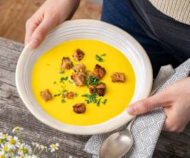 Pastinaken-Karottensuppe mit Schwarzbrot Croûtons