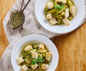 Zuppa leggera con verdure di primavera