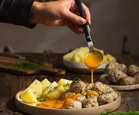 Pulpety w sosie marchewkowym z ziemniakami