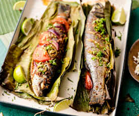 Poisson à la mode du Yucatán cuit dans des feuilles de bananier avec du riz au maïs