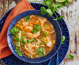 Bouillon Tom Yam aux crevettes et citron vert, nouilles de riz