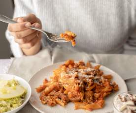 Insalata di scarola, pasta al ragù e crema al cioccolato