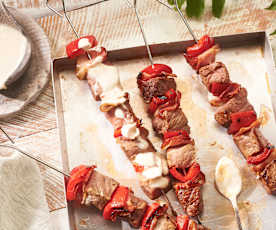 Brochetas de solomillo de ternera con salsa de queso