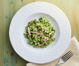 Spätzle agli spinaci con panna e speck