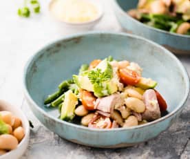 Salada de feijão, abacate e atum