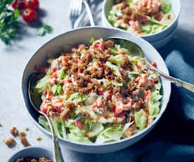 Eisbergsalat mit Croûtons und Joghurtdressing