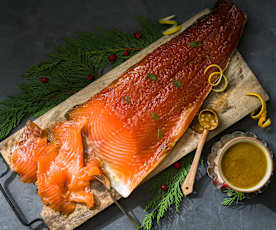 Salmón marinado al jengibre con salsa de cítricos y wasabi