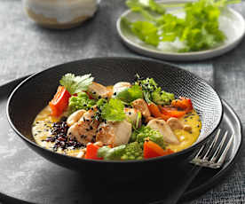 Curry Bowl mit schwarzem Reis und Hühnerfilet