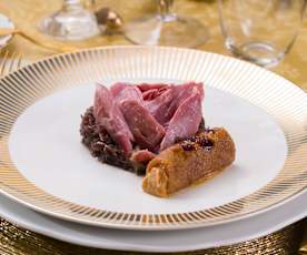 Confit de pato con cebolla caramelizada y canelón de foie al vacío