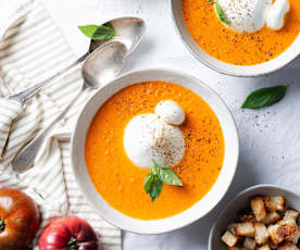 Sopa de tomate com burrata