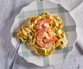 Fettuccine integrali con macco di fave fresche e gamberi