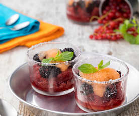 Sorbetto con bitter alcolico e frutti di bosco