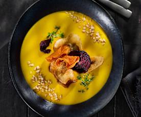 Kürbis-Mandel-Suppe mit Gemüseknusper