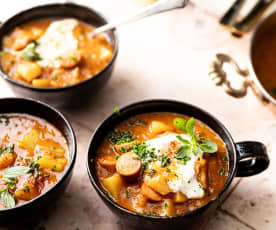 Aardappelgoulash op twee manieren - veganistisch en met vlees