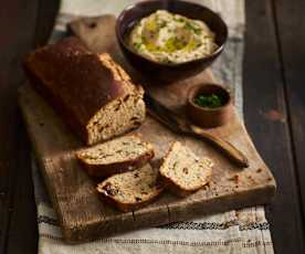 Pão rápido com passas e sementes de abóbora com húmus de couve-flor assada