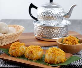 Pulut Pagi (Glutinous Rice Balls with Savoury Coconut Topping)