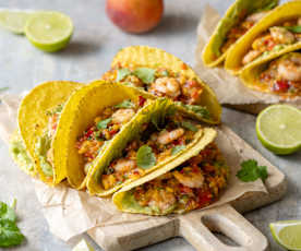 Tacos z rumienionymi krewetkami, guacamole i salsą brzoskwiniową