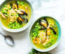 Bouillon safrané aux pâtes, moules, petits pois et aneth