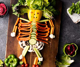 Salade d'Halloween avec houmous sanglant