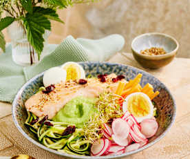 Lachs-Gemüse-Bowl mit Eiern und Erbsen-Püree