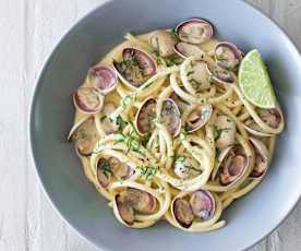 Pasta con salsa cremosa de almejas
