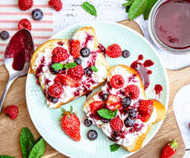 Tartine de brioche, mascarpone vanillée, fruits rouges et menthe