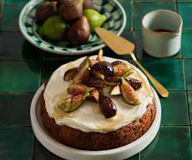 Bolo de figo com cobertura de queijo-creme