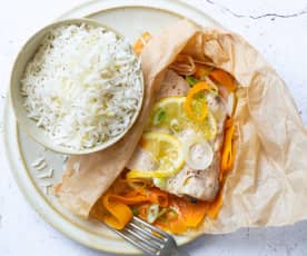 Papillote de poisson au citron, carottes et riz