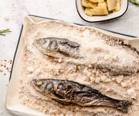 Op Mediterrane wijze in zoutkorst gebakken vis met gekarameliseerde venkel