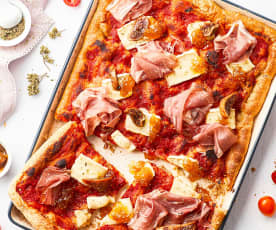 Pizza multigrain avec fromage brie, jambon serrano et confiture de figues