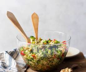 Salada de brócolos, pimento e pinhão