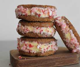 Sándwich de galleta de navidad con helado de vainilla