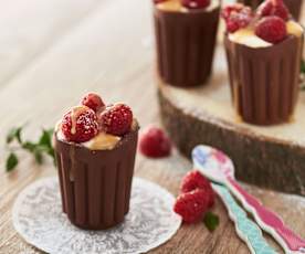 Vasitos de chocolate con nata de flan y salsa de toffee