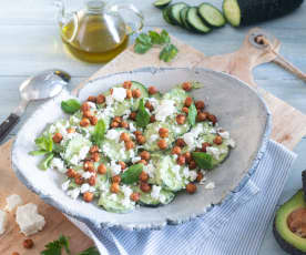 Ensalada de pepino con aguacate y garbanzos crujientes