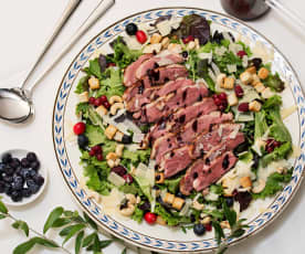 Salade de magret de canard, vinaigrette balsamique aux myrtilles