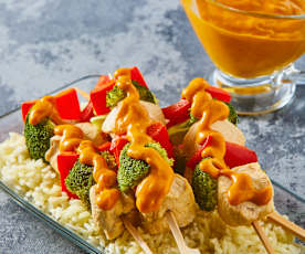 Brochetas de pollo con arroz y salsa de mango