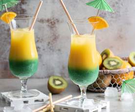Warstwowy drink z kiwi i sokiem pomarańczowym