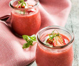Kalte Paradeiser-Erdbeer-Suppe mit Basilikumcreme