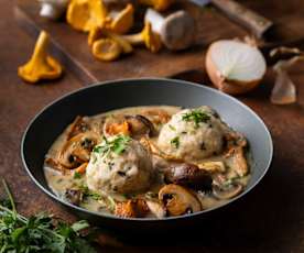 Schwammerlragout mit Semmelknödeln